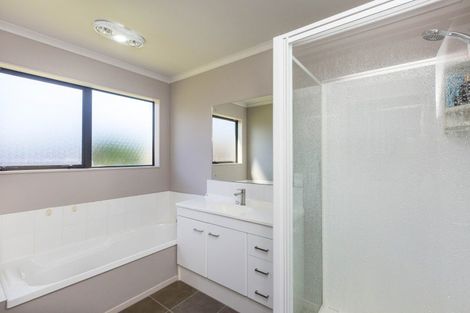 Photo of property in 6 Mcewen Crescent, Riverstone Terraces, Upper Hutt, 5018