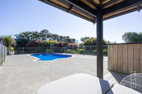 Photo of property in 10 Kaipara View Road, Helensville, 0875