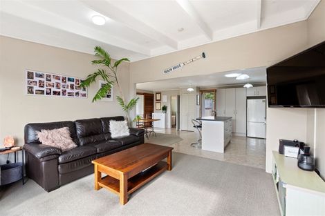 Photo of property in 1 Surf Road, Stanmore Bay, Whangaparaoa, 0932