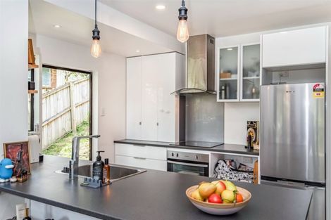 Photo of property in 2/16 Mistletoe Place, Browns Bay, Auckland, 0630