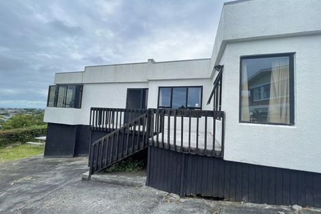 Photo of property in 2/191 Glenfield Road, Hillcrest, Auckland, 0627