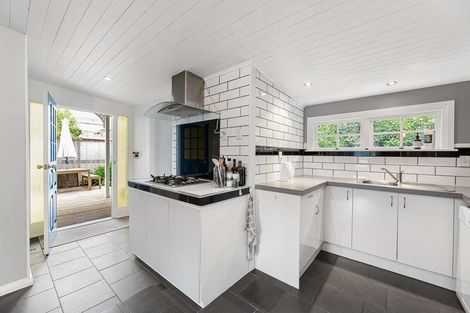 Photo of property in 58 Durham Street, Picton, 7220