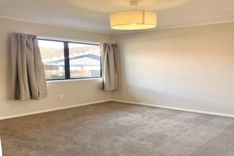 Photo of property in 21 Woodview Rise, Botany Downs, Auckland, 2010