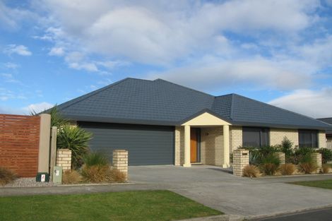 Photo of property in 114 Ruapehu Drive, Fitzherbert, Palmerston North, 4410