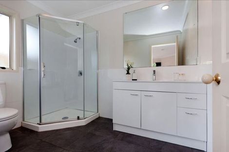 Photo of property in 28 Frank Nobilo Drive, Golflands, Auckland, 2013