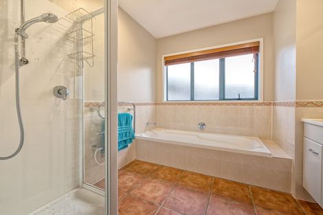 Photo of property in 76 Lothian Brae, Wattle Downs, Auckland, 2103