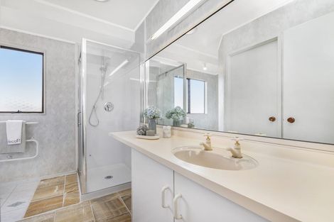 Photo of property in 2/23 Beatrice Avenue, Hillcrest, Auckland, 0627