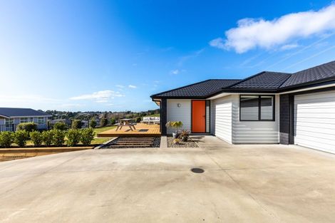Photo of property in 3 Aheahea Way, Hurworth, New Plymouth, 4310