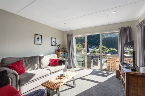 Photo of property in 27 Gardiner Grove, Wainuiomata, Lower Hutt, 5014