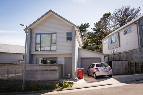 Photo of property in 8 Brindle Way, Newlands, Wellington, 6037