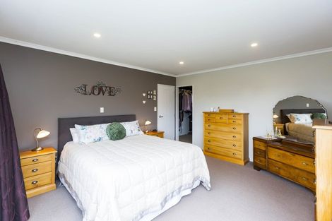 Photo of property in 12 Sylvan Way, Silverstream, Upper Hutt, 5019