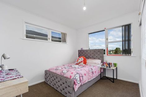 Photo of property in 9 Grimshaw Place, Henderson, Auckland, 0612
