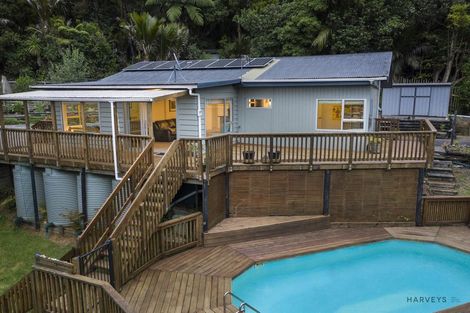 Photo of property in 903 West Coast Road, Waiatarua, Auckland, 0604