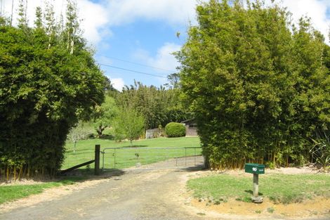 Photo of property in 90 Bethells Road, Waitakere, Henderson, 0781