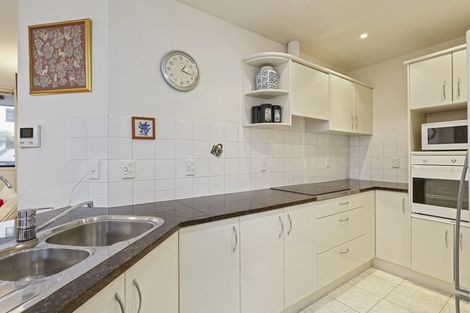 Photo of property in 1a/171 Hurstmere Road, Takapuna, Auckland, 0622