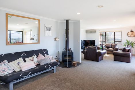 Photo of property in 12 Walnut Grove, Kelvin Grove, Palmerston North, 4414