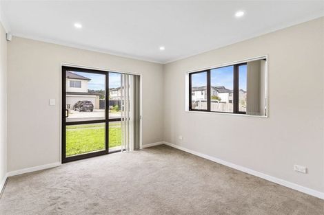 Photo of property in 11 Kirikiri Drive, Papakura, 2110
