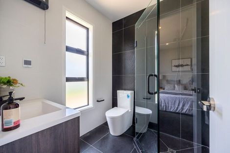 Photo of property in 14 Madden Avenue, Kumeu, 0810