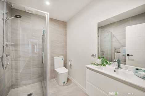 Photo of property in 32 Lyall Parade, Lyall Bay, Wellington, 6022