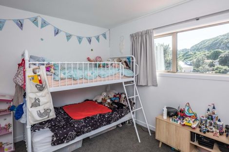 Photo of property in 5 Countess Close, Maupuia, Wellington, 6022