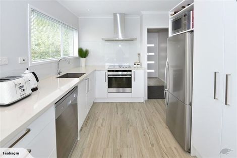 Photo of property in 28 Totaravale Drive, Totara Vale, Auckland, 0629