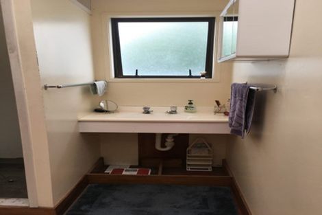 Photo of property in 32 Te Atatu Road, Te Atatu South, Auckland, 0610