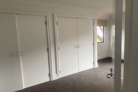 Photo of property in 28 Eccleston Hill, Thorndon, Wellington, 6011