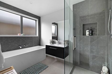 Photo of property in 15 Corriedale Road, Jacks Point, 9371