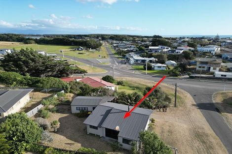 Photo of property in 3 Brown Terrace, Foxton Beach, Foxton, 4815
