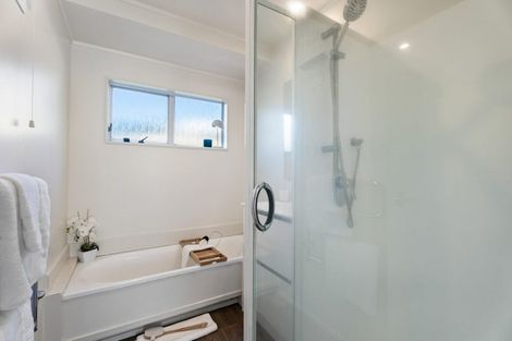 Photo of property in 2/4 Clare Place, Glenfield, Auckland, 0629