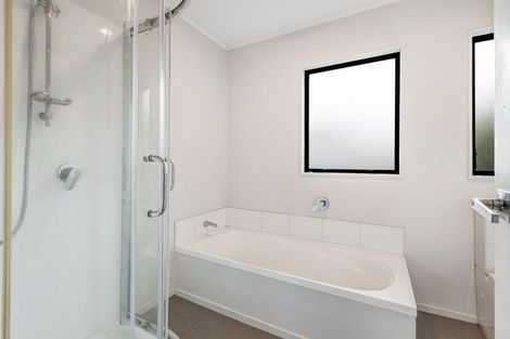 Photo of property in 2/15 Exeter Place, Unsworth Heights, Auckland, 0632