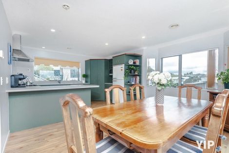 Photo of property in 12 Dress Circle, Newlands, Wellington, 6037