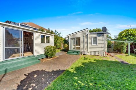 Photo of property in 3 Frieston Road, Milford, Auckland, 0620