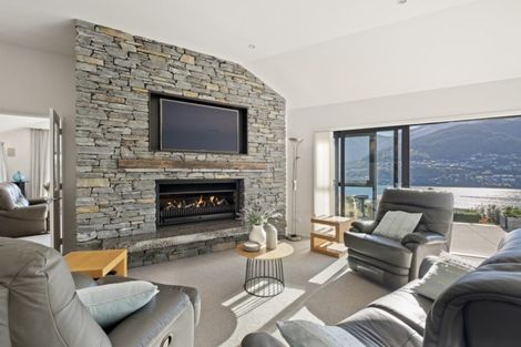 Photo of property in 5 Milward Place, Kelvin Heights, Queenstown, 9300