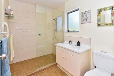 Photo of property in 24 Bertram Road, Kawakawa Bay, Papakura, 2585