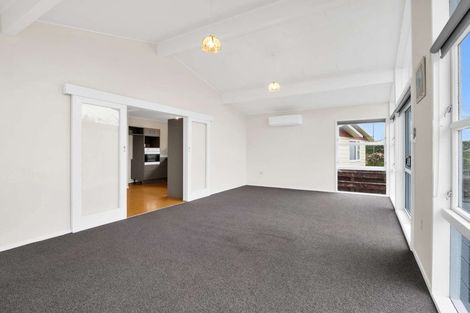 Photo of property in 5 Oturi Road, Waverley, 4510
