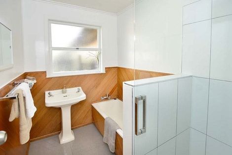 Photo of property in 2/599 Glenfield Road, Totara Vale, Auckland, 0629