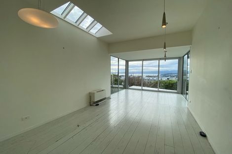 Photo of property in 102 Kelburn Parade, Kelburn, Wellington, 6012