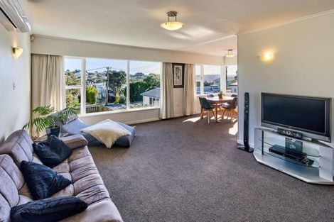 Photo of property in 6 Warrington Grove, Newlands, Wellington, 6037