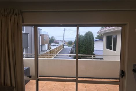 Photo of property in 2/842 East Coast Road, Oteha, Auckland, 0630