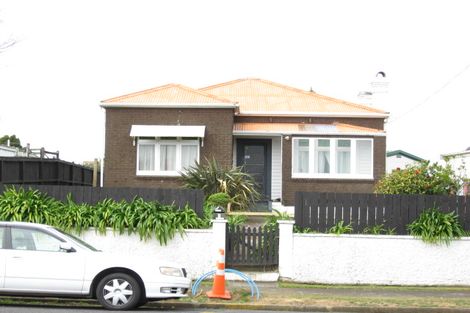 Photo of property in 9 Mahoe Street, Strandon, New Plymouth, 4312