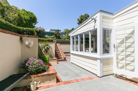 Photo of property in 33 Grove Road, Kelburn, Wellington, 6012