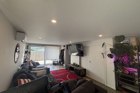 Photo of property in 5 Bendigo Grove, Newlands, Wellington, 6037