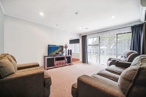 Photo of property in 6 Cobham Crescent, Kelston, Auckland, 0602