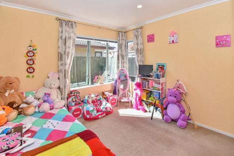 Photo of property in 99 Riverton Drive, Randwick Park, Auckland, 2105