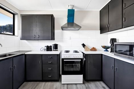 Photo of property in 6a Brixham Place, Merrilands, New Plymouth, 4312