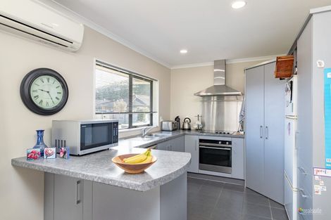 Photo of property in 25 Aragon Grove, Kingsley Heights, Upper Hutt, 5018