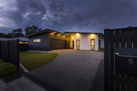 Photo of property in 5 Freedom Drive, Kelvin Grove, Palmerston North, 4414