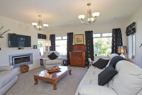 Photo of property in 3 Fairway Grove, Hokowhitu, Palmerston North, 4410