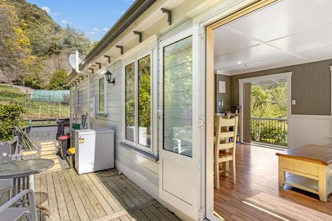 Photo of property in 16 Angle Street, Picton, 7220